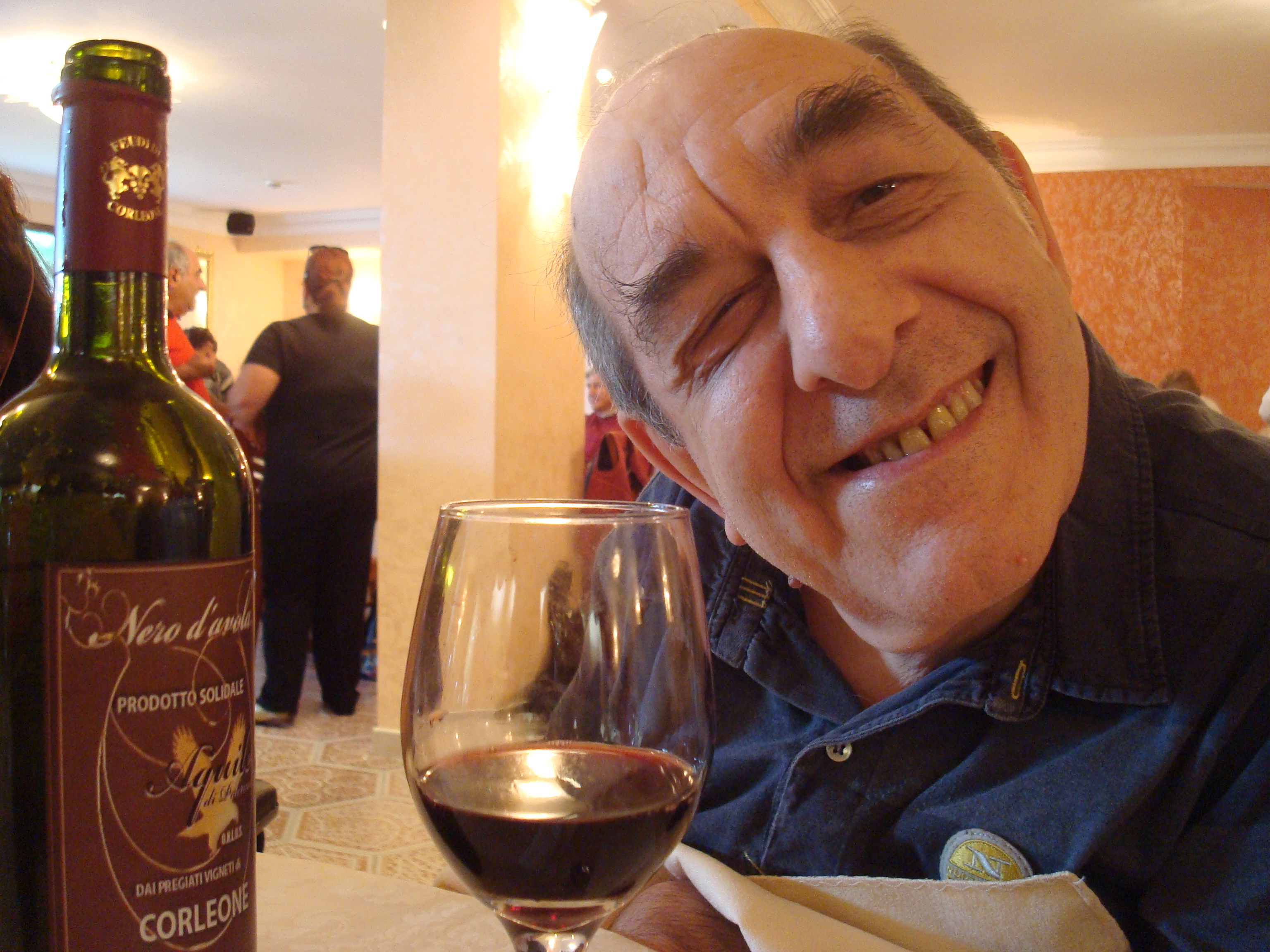 salvatore_crispi_con_vino_aq