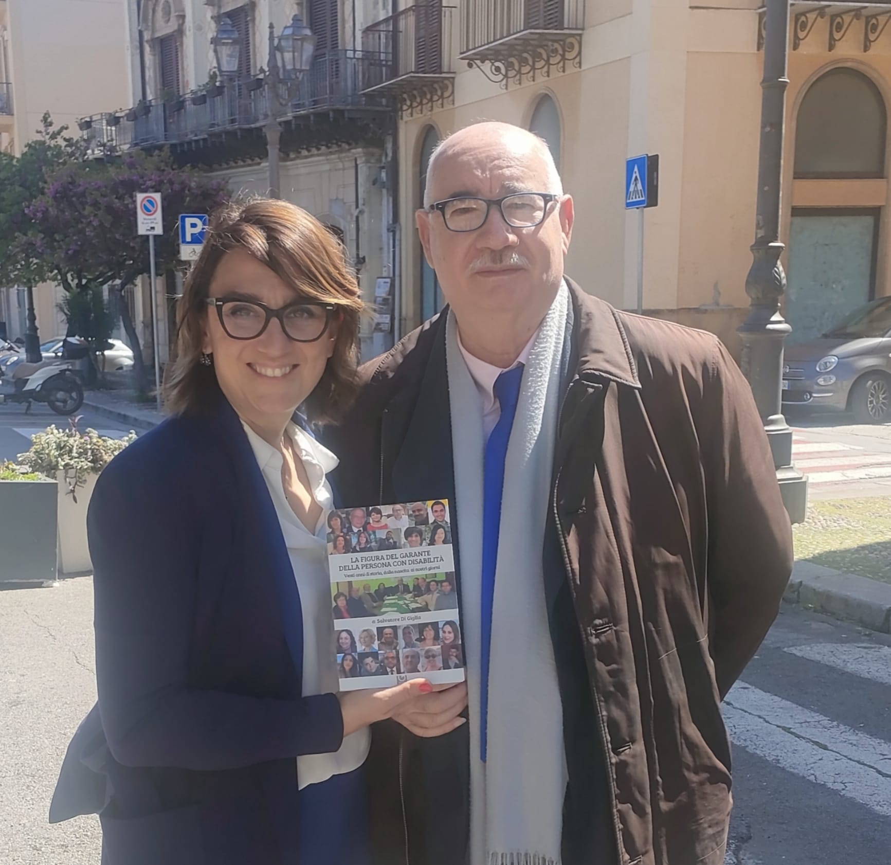 La presidentesssa Nazionale del  Movimento forense alla quale Di Giglia consegna la pubblicazione sul Garante con dedica.
