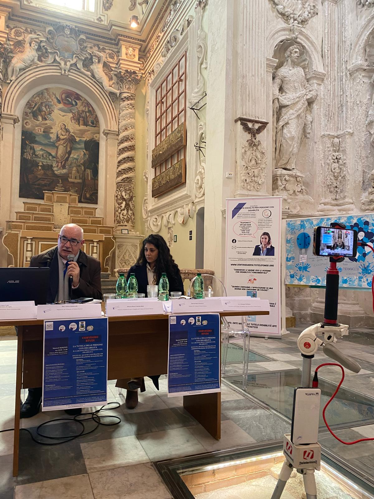 La presidentesssa Nazionale del  Movimento forense alla quale Di Giglia consegna la pubblicazione sul Garante con dedica.